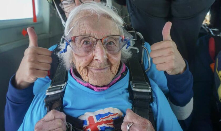 Royaume-Uni : pour ses 102 ans, elle s’offre son premier saut en parachute