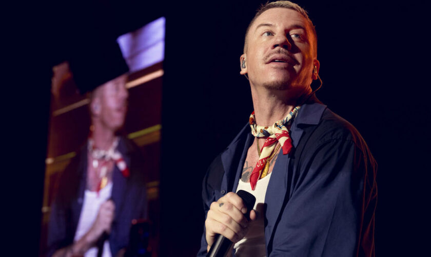 Le rappeur Macklemore annule un concert aux Emirats Arabes Unis, qu’il accuse de financer le conflit au Soudan