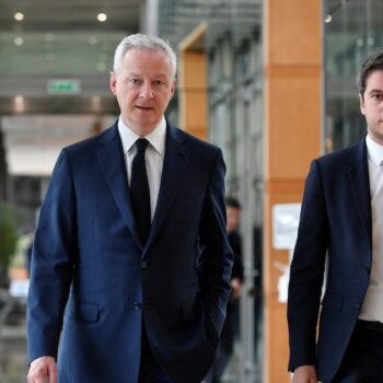 Le ministre de l'Economie et des Finances Bruno Le Maire (gauche) et Gabriel Attal, alors ministre chargé des Comptes publics, photographiés au ministère de l'Economie et des Finances à Paris le 19 juin 2023