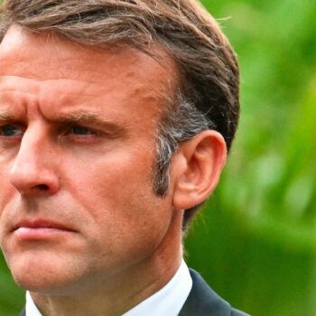 Le président Emmanuel Macron, le 15 août 2024 à Boulouris-sur-Mer, dans le Var