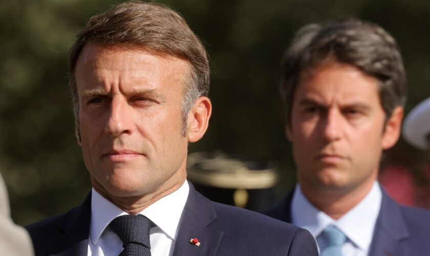 Le président Emmanuel Macron (à gauche) et le Premier ministre démissionnaire Gabriel Attal le 25 août 2024 à Paris