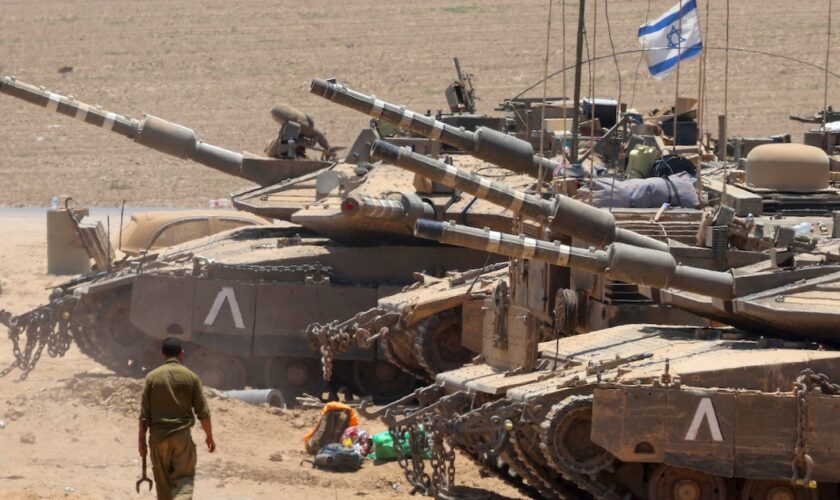 Des chars de l'armée israélienne sont déplouyés dans une zone proche de la frontière sud d'Israël avec la bande de Gaza, le 9 juillet 2024