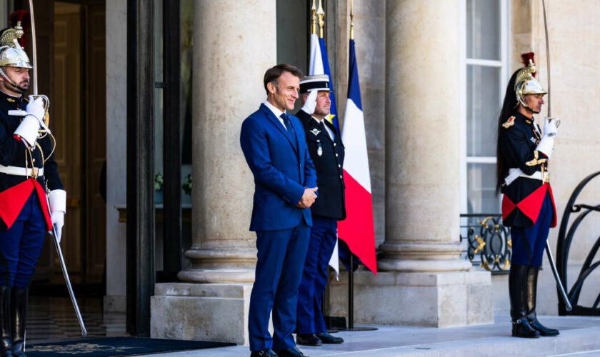 Emmanuel Macron toujours en quête de son “mouton à cinq pattes” pour Matignon