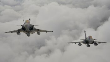 Deux avions Rafale lors d'une répétition du défilé militaire annuel du 14-Juillet, près de la base aérienne d'Orléans-Bricy, le 3 juillet 2024