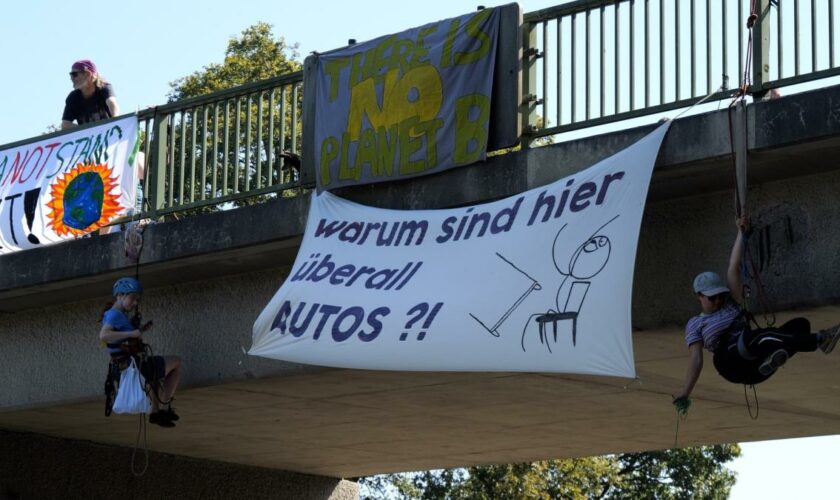 Klimaaktivisten seilen sich von Autobahnbrücke ab – Verletzte durch Stau