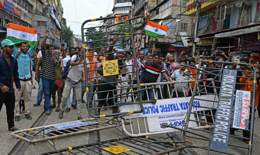 Viol et meurtre d’une médecin en Inde : une manifestation à Calcutta vire au combat de rue