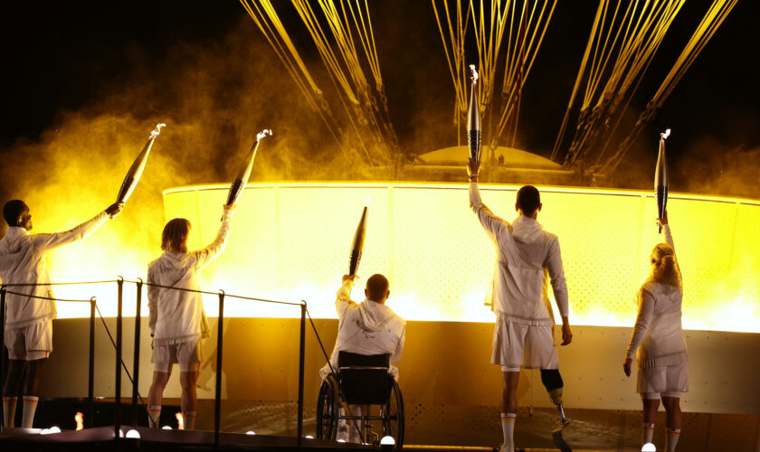 Jeux paralympiques : la vasque des Tuileries rallumée par cinq champions français