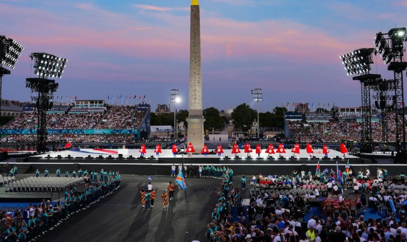 Défilé des athlètes lors de la cérémonie d'ouverture des Jeux paralympiques de Paris-2024, place de la Concorde à Paris, le 28 août 2024