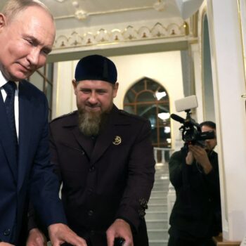 Vladimir Poutine le 20 août 2024 durant sa visite en Tchétchénie aux côtés de Ramzan Kadyrov qui lui montre un Coran