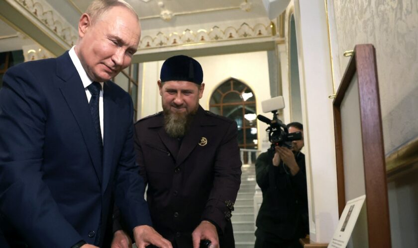 Vladimir Poutine le 20 août 2024 durant sa visite en Tchétchénie aux côtés de Ramzan Kadyrov qui lui montre un Coran