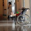 Un enfant dans une chaise roulante à l'hôpital de Garches le 15 décembre 2010