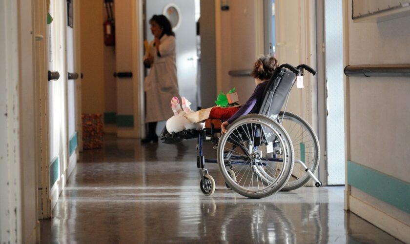 Un enfant dans une chaise roulante à l'hôpital de Garches le 15 décembre 2010