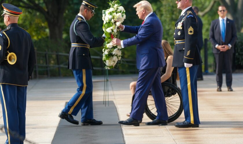 Le cimetière national d'Arlington, où reposent des héros militaires américains, a fait état mercredi d'une altercation avec l'équipe de campagne de Donald Trump lors d'un déplacement du candidat républicain en début de semaine.