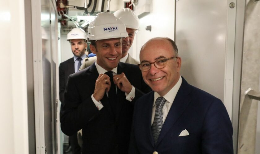 Emmanuel Macron et l'ex-Premier ministre Bernard Cazeneuve à Cherbourg en juillet 2019.