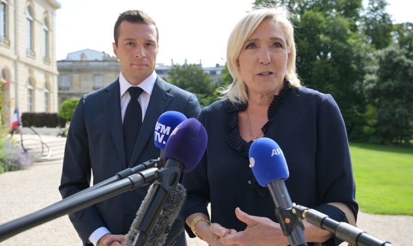 Marine Le Pen et Jordan Bardella, du Rassemblement national, font une déclaration à la presse après une rencontre avec le président Emmanuel Macron à l'Elysée, le 26 août 2024 à Paris