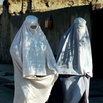 Des femmes en burqa dans une rue de Kandahar, le 28 mars 2024 en Afghanistan