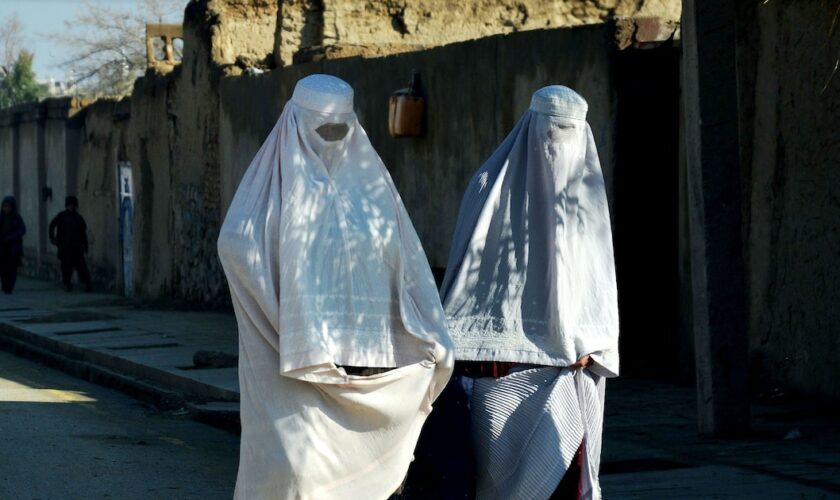 Des femmes en burqa dans une rue de Kandahar, le 28 mars 2024 en Afghanistan