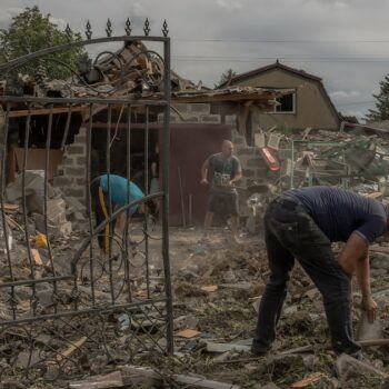 Des habitants dans les débris à proximité de maisons lourdement endommagées après un bombardement à Pokrovsk, dans la région de Donetsk, le 24 juin 2024 en Ukraine