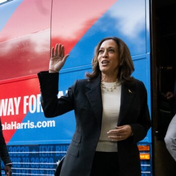 La candidate démocrate à la présidentielle américaine Kamala Harris et son colistier Tim Walz (descendant du bus) lors d'une étape de leur campagne à Savannah, en Géorgie, le 28 août 2024