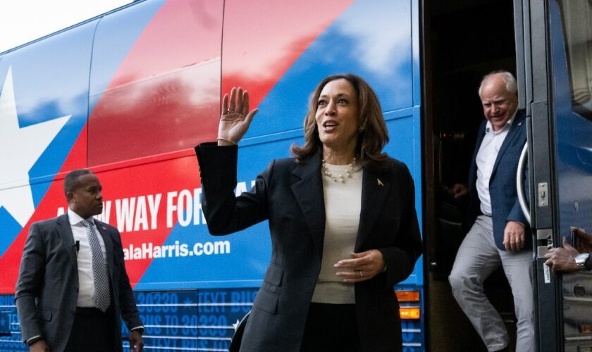 La candidate démocrate à la présidentielle américaine Kamala Harris et son colistier Tim Walz (descendant du bus) lors d'une étape de leur campagne à Savannah, en Géorgie, le 28 août 2024