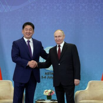 Le président russe Vladimir Poutine (d) et le président mongol Ukhnaagiin Khurelsukh lors d'une rencontre en marge du sommet l'Organisation de coopération de Shanghai (OCS), le 3 juillet 2024 à Astana, au Kazakhstan