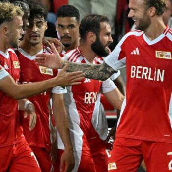 Die Berliner feiern den Sieg gegen Aufsteiger St. Pauli. Foto: Christophe Gateau/dpa