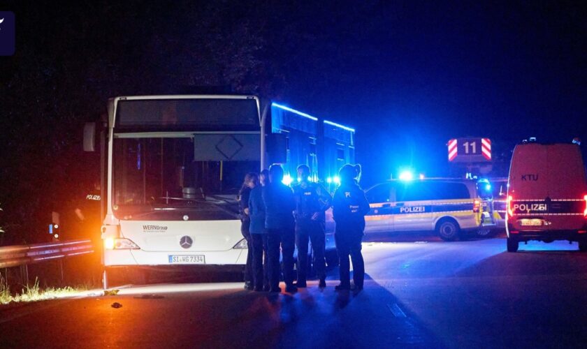 In Bus in Siegen: Frau greift Personen mit Messer an