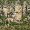 Depuis ce village fantôme, les maisons accrochées à la falaise offrent une vue imprenable