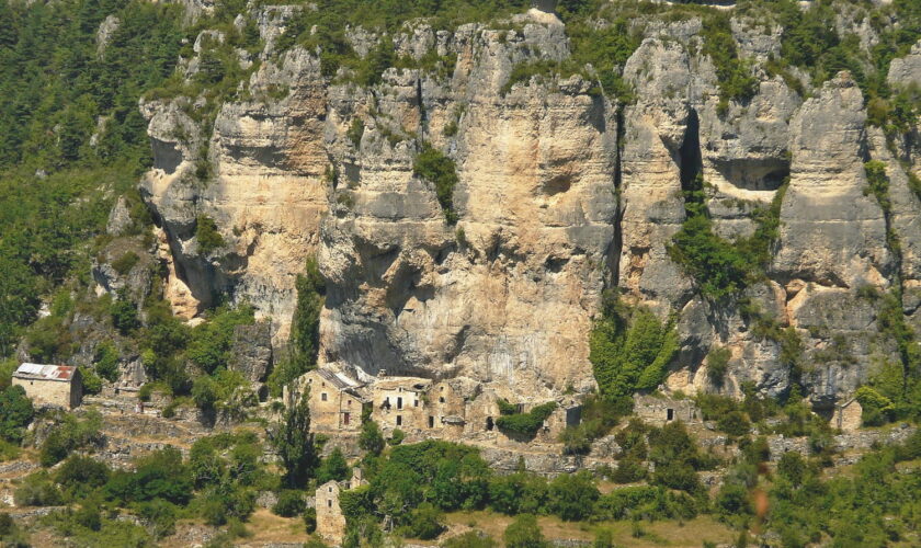 Depuis ce village fantôme, les maisons accrochées à la falaise offrent une vue imprenable