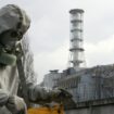 Un secouriste à la centrale nucléaire de Tchernobyl, en Ukraine, en novembre 2006.