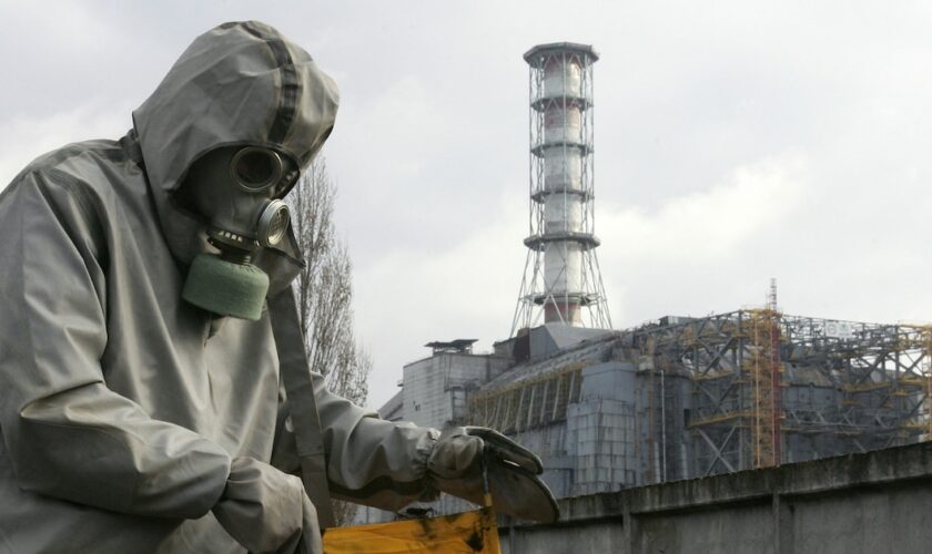 Un secouriste à la centrale nucléaire de Tchernobyl, en Ukraine, en novembre 2006.