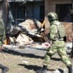 Volontaires russes en treillis, arpentent les rues de Koursk, endommagées par les frappes ukrainiennes.