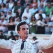 A Fernando Adrián le embisten hasta los de Román Sorando y hace pleno; Morante deja lo más torero