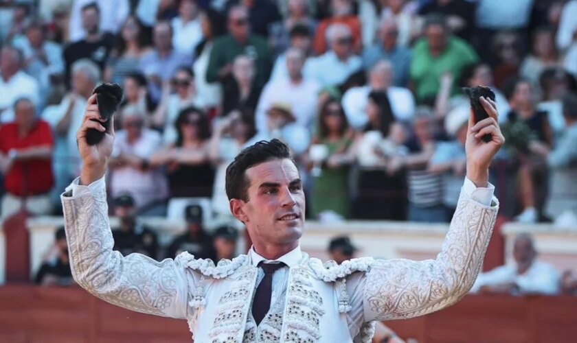 A Fernando Adrián le embisten hasta los de Román Sorando y hace pleno; Morante deja lo más torero