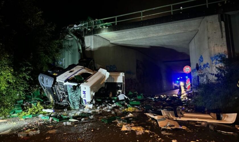 Ein Lkw ist von einer Autobahnbrücke auf eine darunterliegende Straße gestürzt. Foto: Christian Müller/Westfalennews/dpa