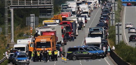 A7: Polizei stoppt Messerangreifer nach Unfall bei Neumünster mit Schuss ins Bein