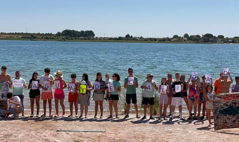 Abrazo a las lagunas de Villafranca para pedir una gestión más eficaz del agua