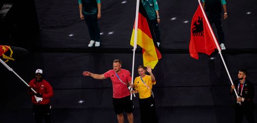 Abschlussfeier von Olympia 2024: Athleten stürmen Bühne, Tom Cruise fliegt vom Dach