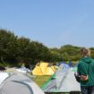 Bis Anfang September wollen die Mitlgieder des Punk-Protestcamps auf Sylt bleiben. Foto: Lea Albert/dpa