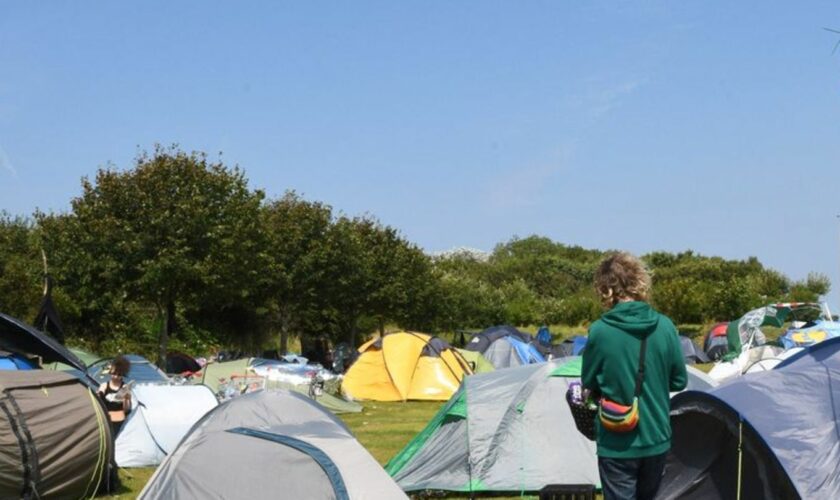 Bis Anfang September wollen die Mitlgieder des Punk-Protestcamps auf Sylt bleiben. Foto: Lea Albert/dpa