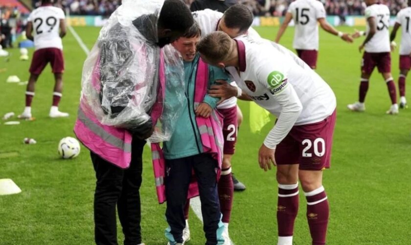 Al borde de la tragedia:  cede una valla en la celebración de un gol y un recogepelotas queda atrapado