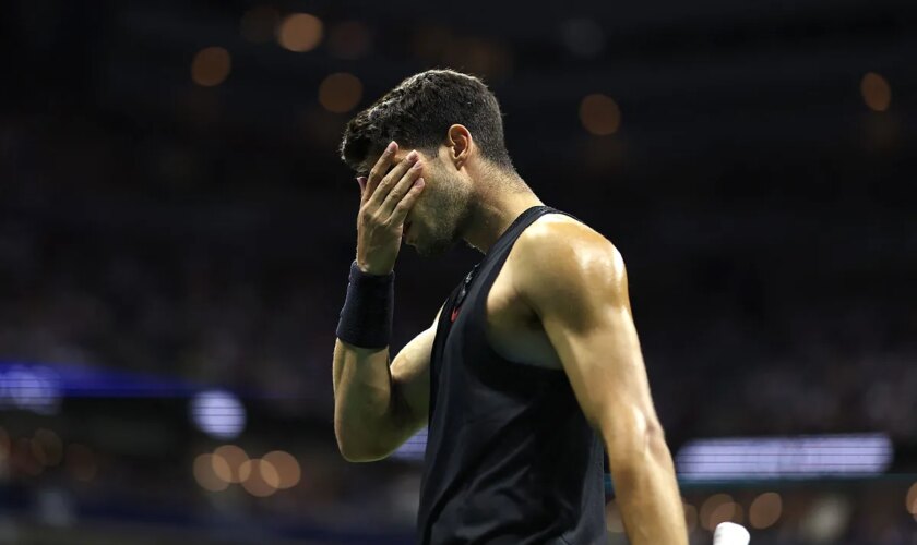 Alcaraz desaparece y pierde en tres sets ante el número 74 del mundo en el US Open