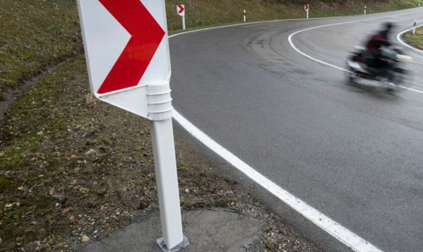 Ein Motorradfahrer ist auf einer Straße in den Alpen gestürzt (Symbolbild) Foto: Marijan Murat/dpa