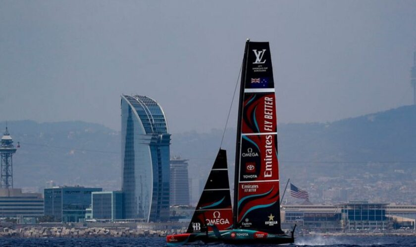 Spannend: Der Kampf um den Herausforderer-Status beim America's Cup. Foto: Joan Monfort/AP/dpa