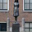 Anne-Frank-Statue in Amsterdam mit roter Farbe beschmiert