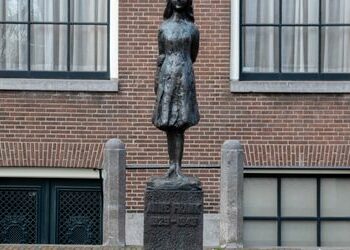 Anne-Frank-Statue in Amsterdam mit roter Farbe beschmiert