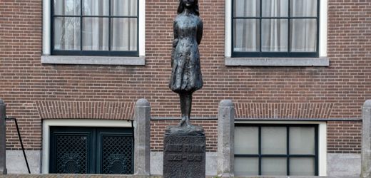 Anne-Frank-Statue in Amsterdam mit roter Farbe beschmiert