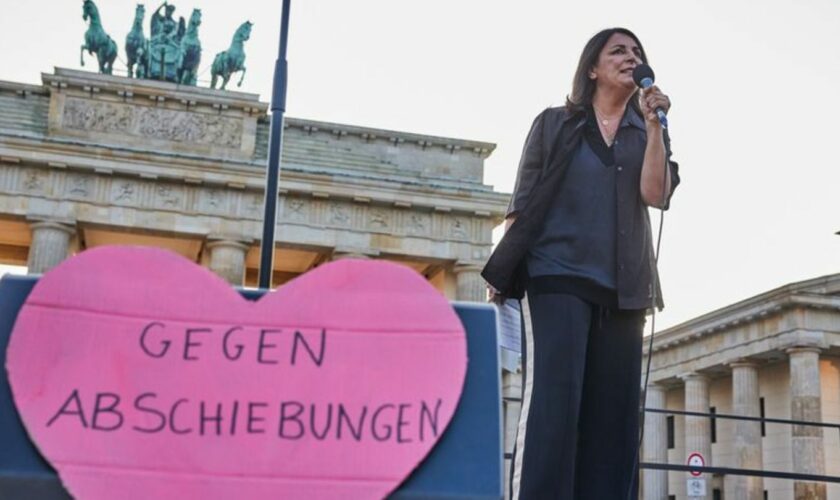 Unter dem Motto "Islamismus bekämpfen, Asylrecht verteidigen" wurde der Opfer des Terroranschlags in Solingen gedacht (Foto aktu