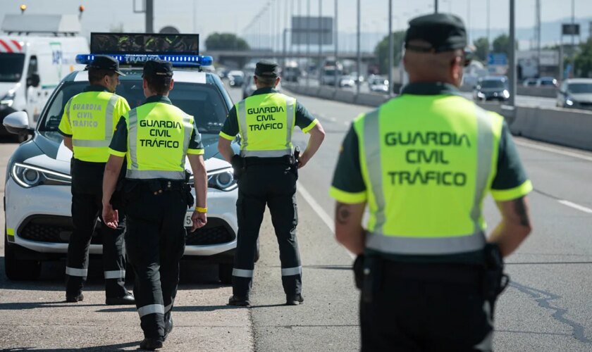 Aparece un cadáver en medio de la carretera y provoca un accidente en Níjar (Almería)