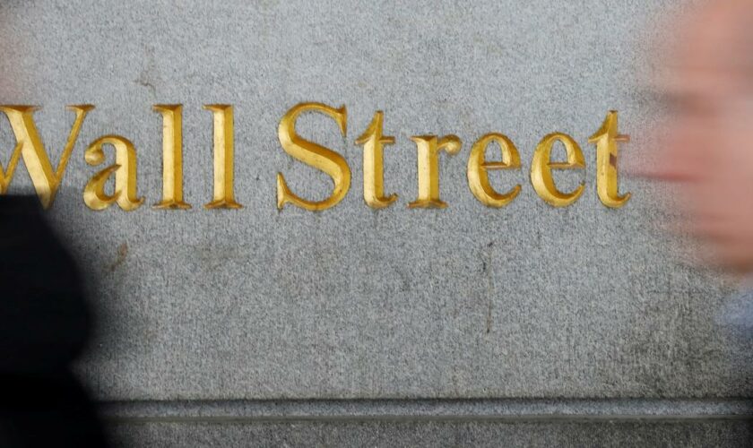 Après une journée noire sur les marchés boursiers, Wall Street accuse une chute brutale